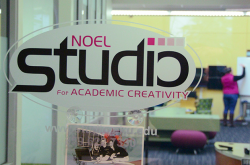 A Noel Studio Consultant Prepares for a Consultation